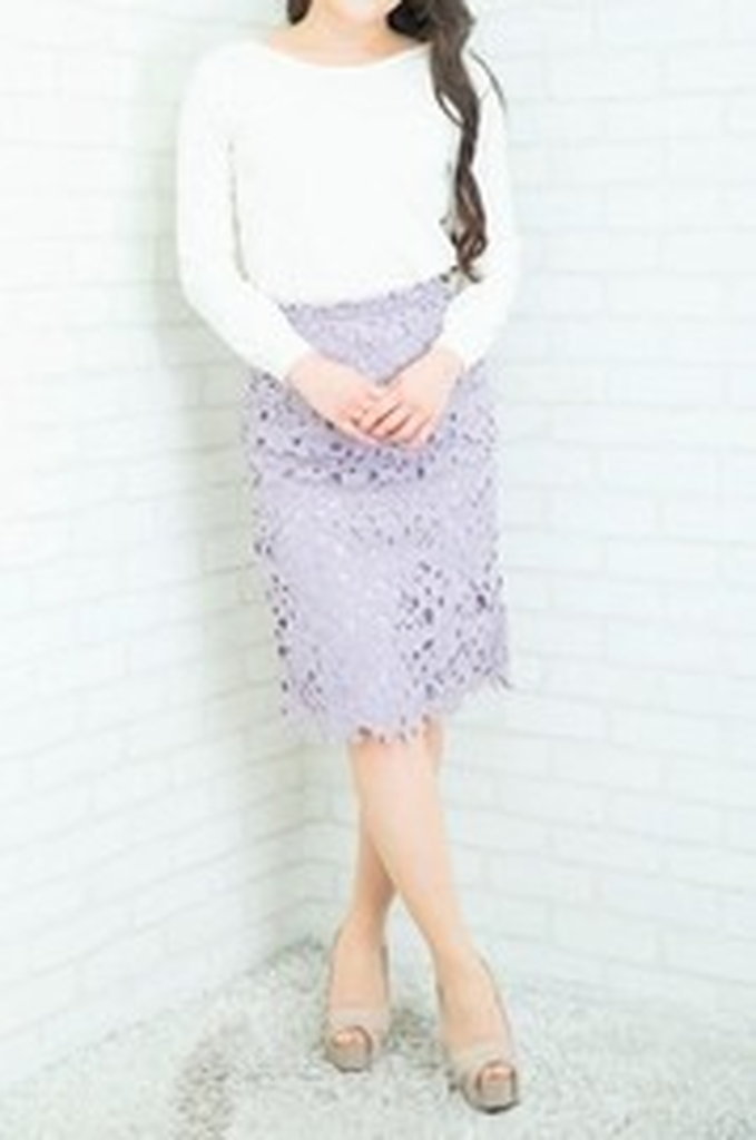 シースルースカートの女性